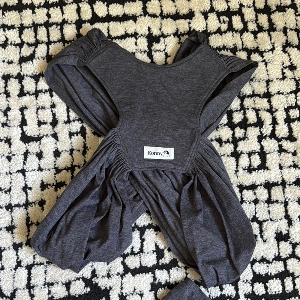 Konny Carrier in Dark Gray